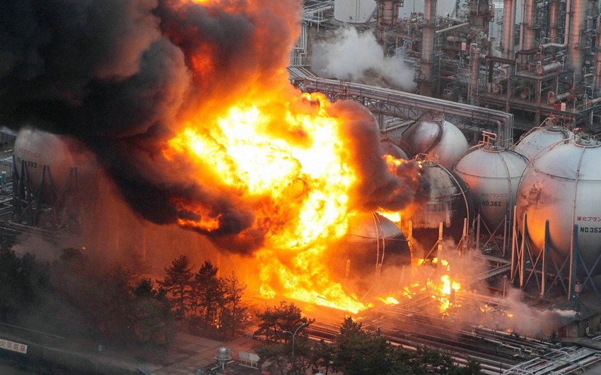 В японском городе Арида горит нефтеперерабатывающий завод