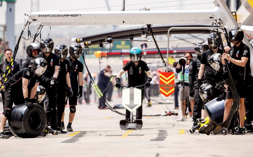 Formula 1 şirkəti Mercedesin ikiqat pit-stopu ilə 30 il əvvəlki mənzərəni müqayisə edib - VİDEO