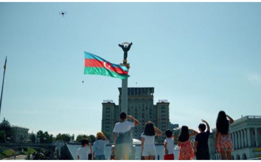 Ukraynada dronla Azərbaycan bayrağı nümayiş olunub - VİDEO