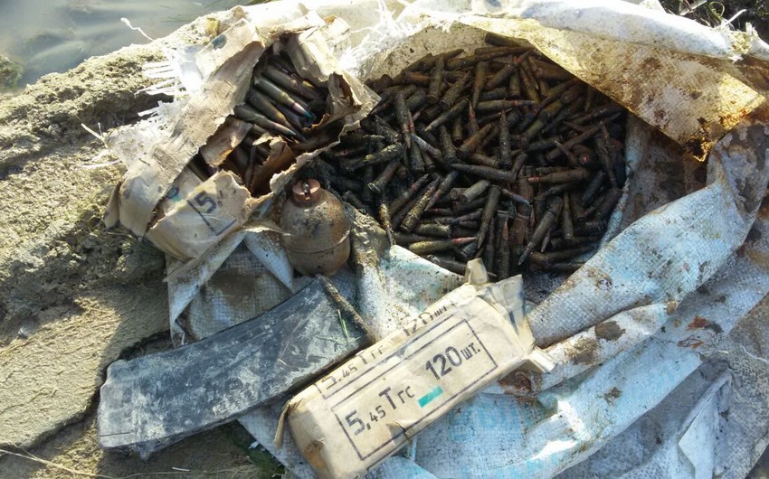 В Агджабеди в канале нашли большой арсенал боеприпасов и взрывчатых веществ