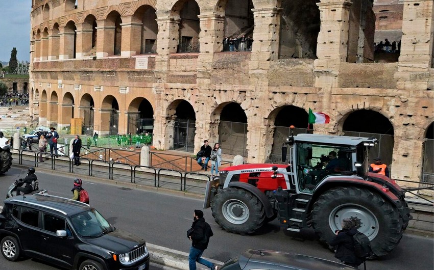 В центре Рима прошла акция протеста аграриев с тракторами