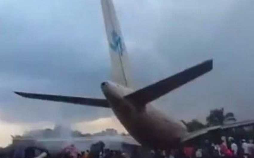 ​В Африке самолет врезался в здание, погибли 7 человек - ВИДЕО