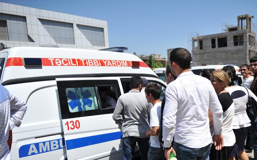 В Баку ребенок выпал из окна здания для журналистов