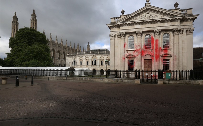 Britaniyada Fələstin tərəfdarları Kembric Universitetinin binasına qırmızı boya atıblar