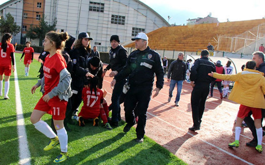 Türkiyədə qadın futbolçular arasında kütləvi dava düşüb - VİDEO