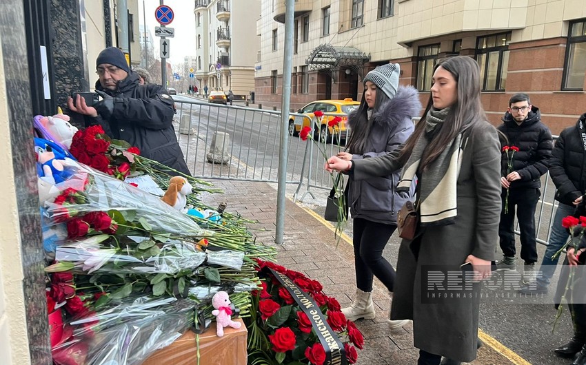 Азербайджанцы Москвы возлагают цветы к посольству Турции