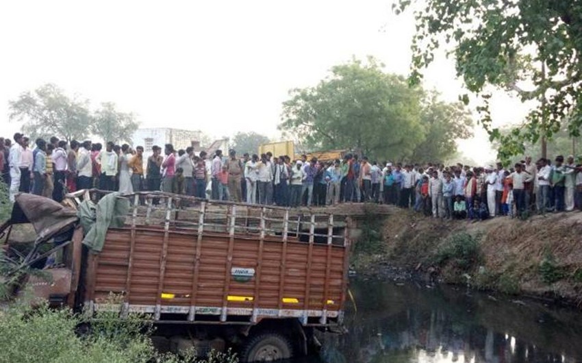 Hindistanda avtomobil qəzası olub, toydan gələn 14 nəfər ölüb, 28 nəfər yaralanıb