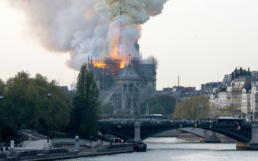 При пожаре в парижском соборе Нотр-Дам-де-Пари пострадали три человека