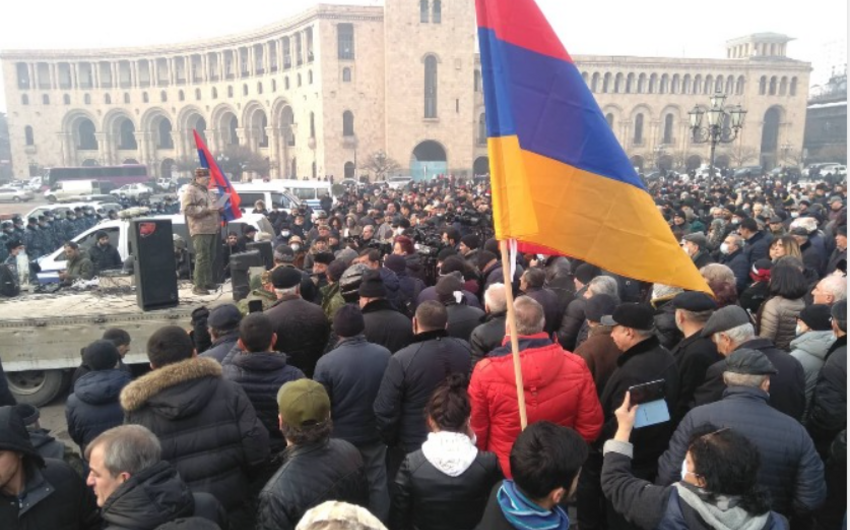 Оппозиция завершила митинг у здания правительства Армении