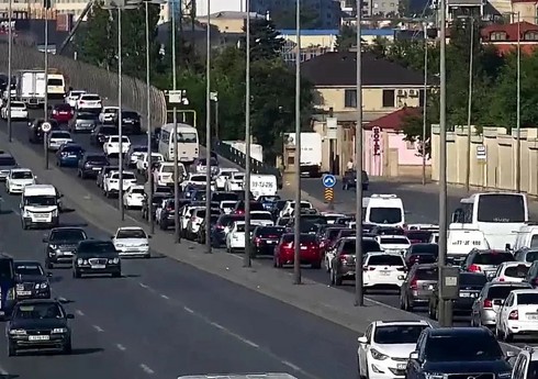 На ряде бакинских дорог затруднено движение транспорта