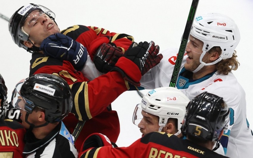 Хоккейный матч в России начался с массовой драки