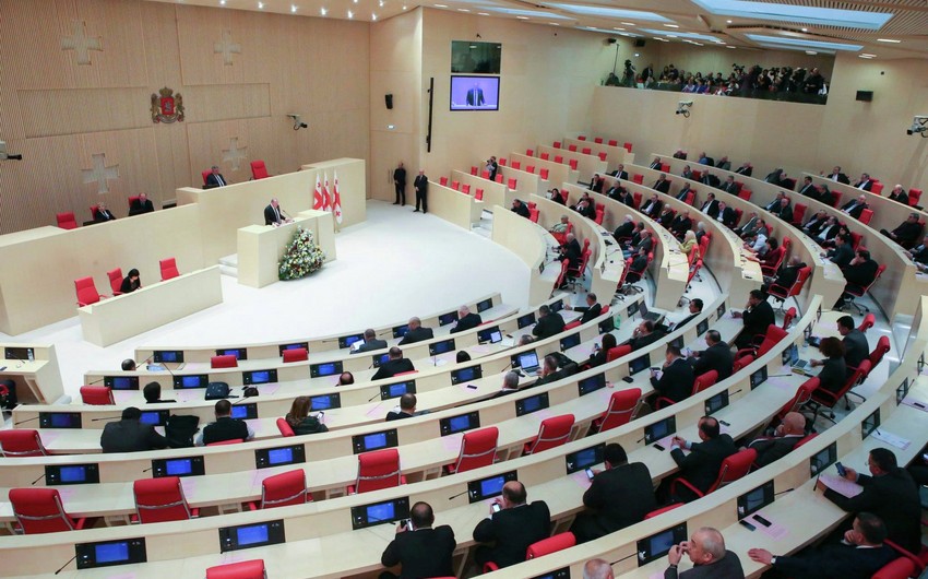 Gürcüstan parlamentinin yaz sessiyasının ilk iclasında hökumətin “Qazprom”la razılaşması tənqid olunub