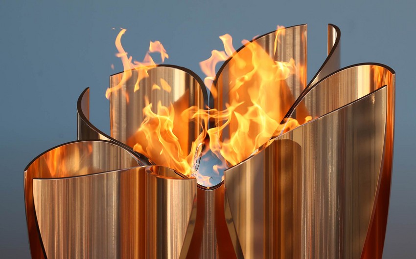 Участник эстафеты олимпийского огня пробежал участок с погасшим факелом