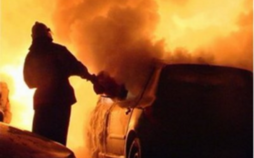 В Петербурге неизвестные в шапках Деда Мороза сожгли семь машин