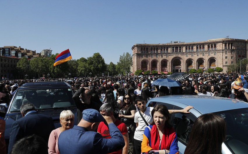 Yerevanın mərkəzində etirazçılar yenidən mitinqə toplaşırlar - VİDEO