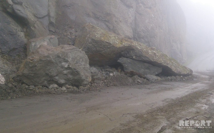 Перекрывший дорогу в Лерике кусок скалы взорван динамитом