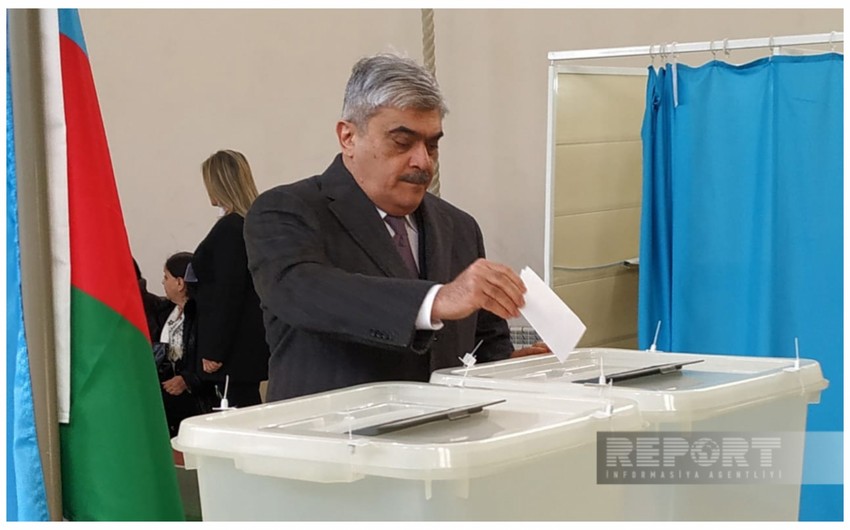 Samir Sharifov votes in early presidential elections in Azerbaijan