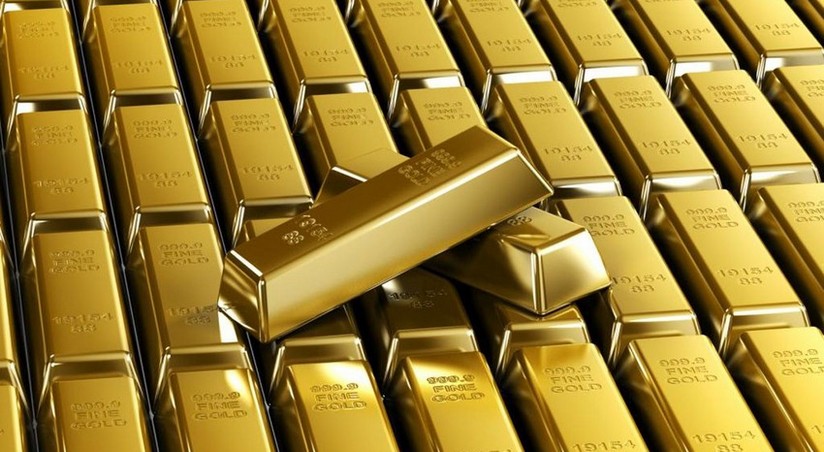 Gold prices fall amid dollar strengthening after statistics on 