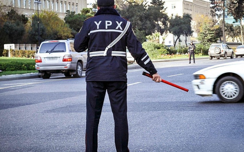 В Баку сотрудник дорожной полиции получил ножевое ранение
