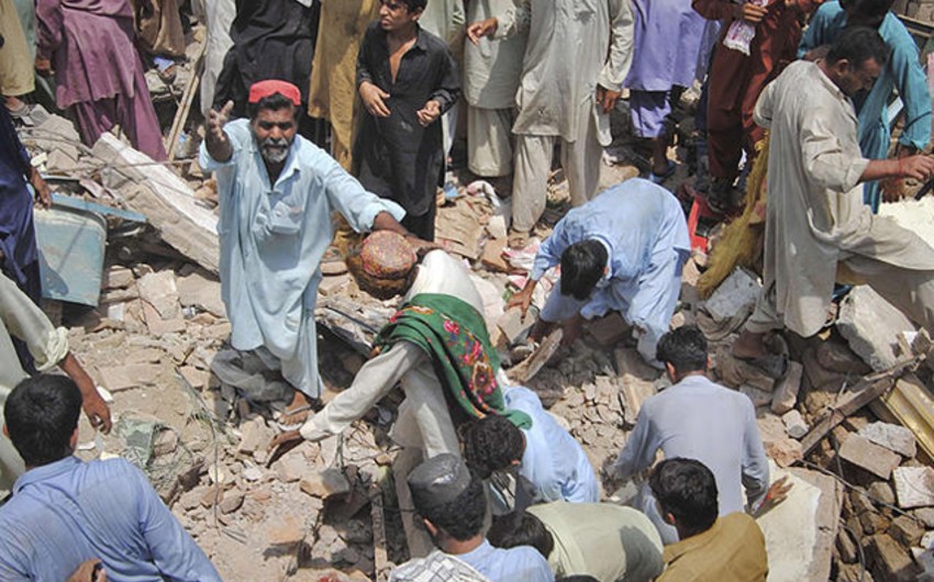 Три человека погибли, десятки ранены при взрыве в мечети в Пакистане