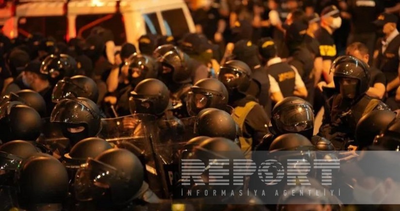 Tbilisidə xüsusi təyinatlılar etirazçıları parlamentin arxa girişindən uzaqlaşdırmağa başlayıb - YENİLƏNİB
