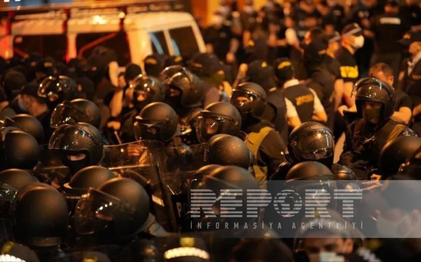 Спецназ начал разгон митинга в Тбилиси у здания парламента