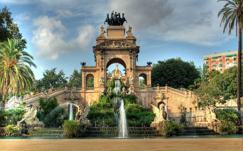 Kataloniya parlamenti binasının yerləşdiyi park bağlanıb