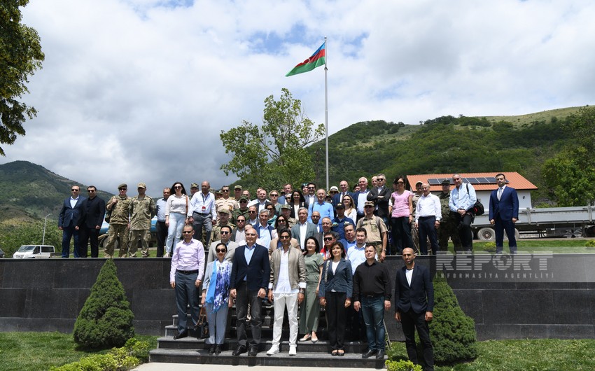 Foreign diplomats visit flag square in Lachin