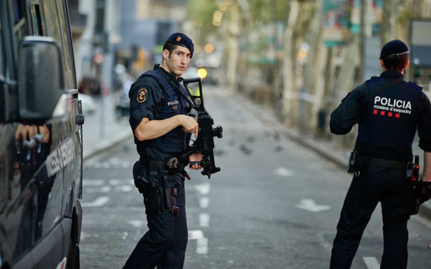 İspaniyada naməlum sürücü avtomobilini polis maşınına çırpıb