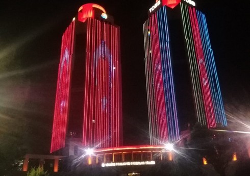 Башни-близнецы ТОВВ в Анкаре освещены цветами флага Азербайджана и Турции