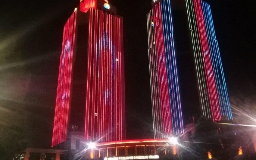 Башни-близнецы ТОВВ в Анкаре освещены цветами флагов Азербайджана и Турции