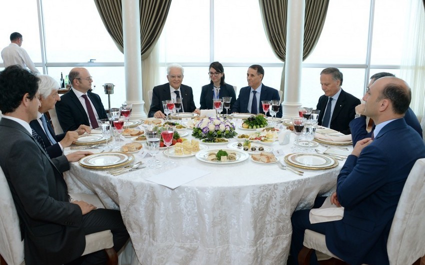Состоялся совместный рабочий обед премьер-министра Азербайджана и президента Италии