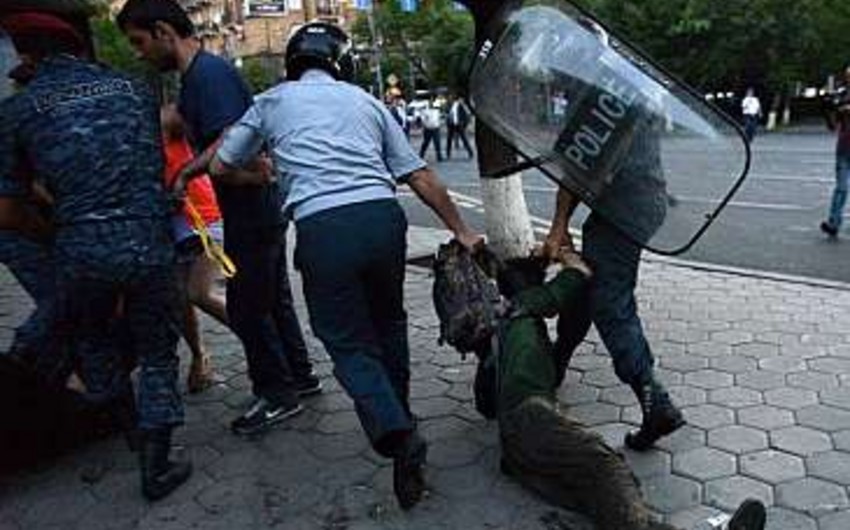 ​Yerevan polisi Azadlıq meydanında keçirilən mitinq zamanı 25 aksiyaçını saxlayıb