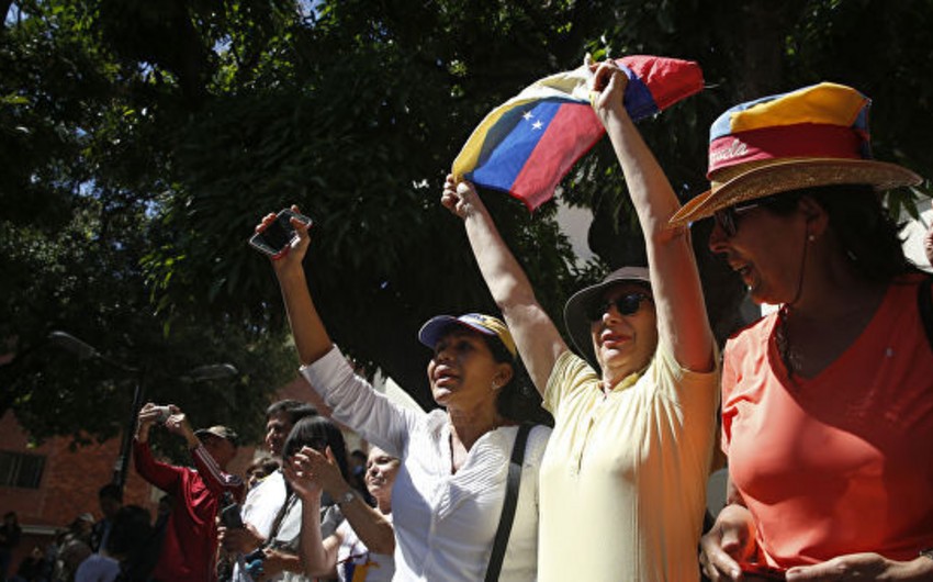 Venesuelada Maduro tərəfdarlarının yürüşü başlayıb