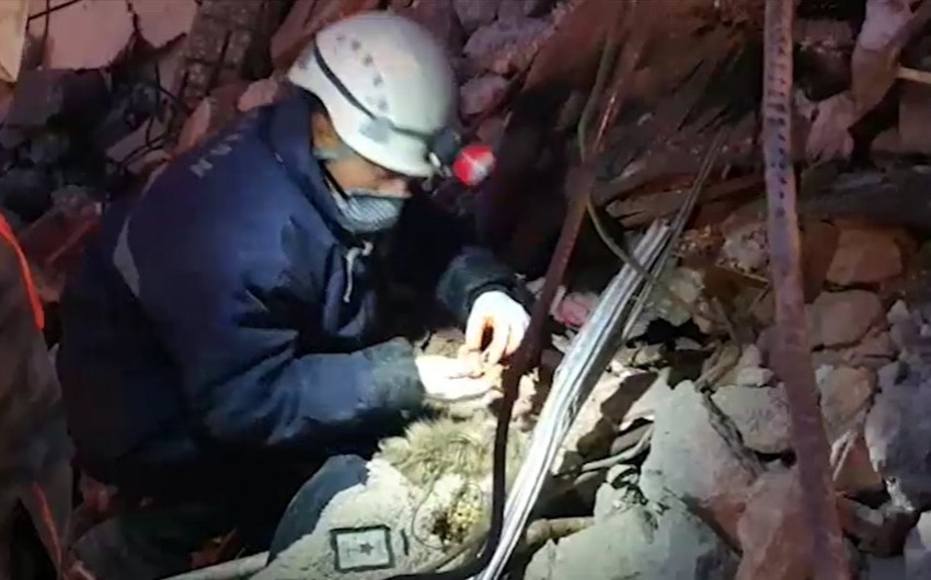 Azerbaijani rescuers hand over gold and jewelry found under rubble in Hatay to Turkish police