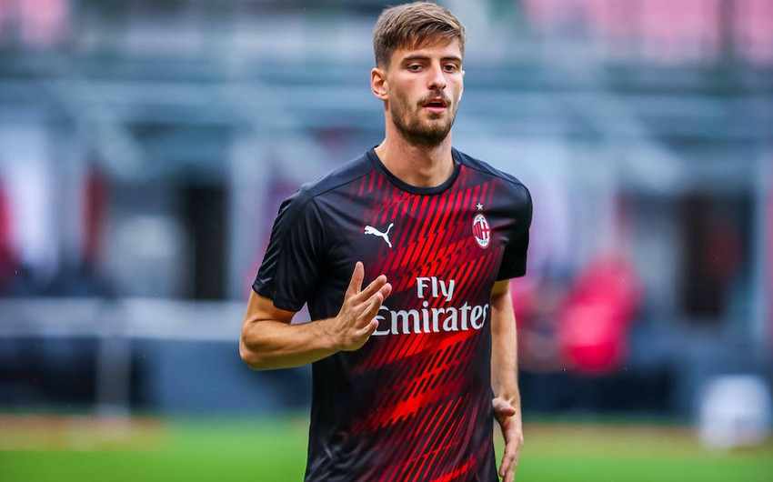 Milan futbolçusu ilə müqavilə müddətini artırıb