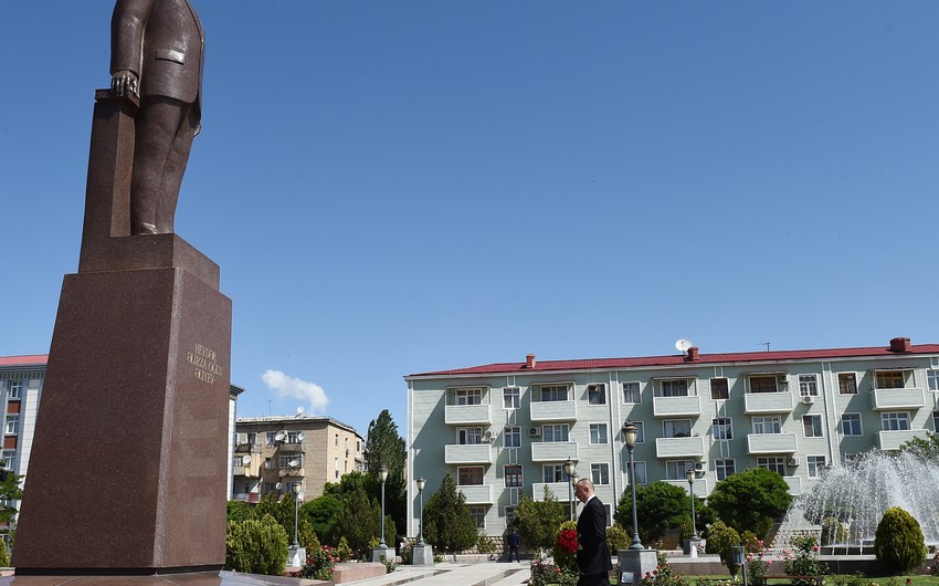 President Ilham Aliyev visited statue of national leader Heydar Aliyev in Nakhchivan