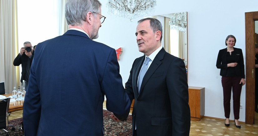 Azerbaijani FM meets with Czech PM