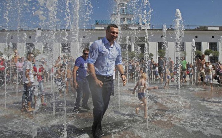 ​Мэр Киева искупался в фонтане - ВИДЕО