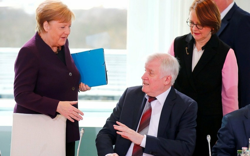Глава МВД Германии отказался жать руку канцлеру - ВИДЕО