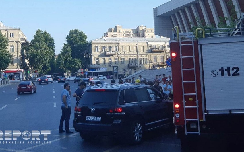 В Баку машина МЧС попала в аварию - ФОТО