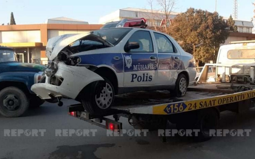 В Гяндже автомобиль врезался в магазин, погиб полицейский