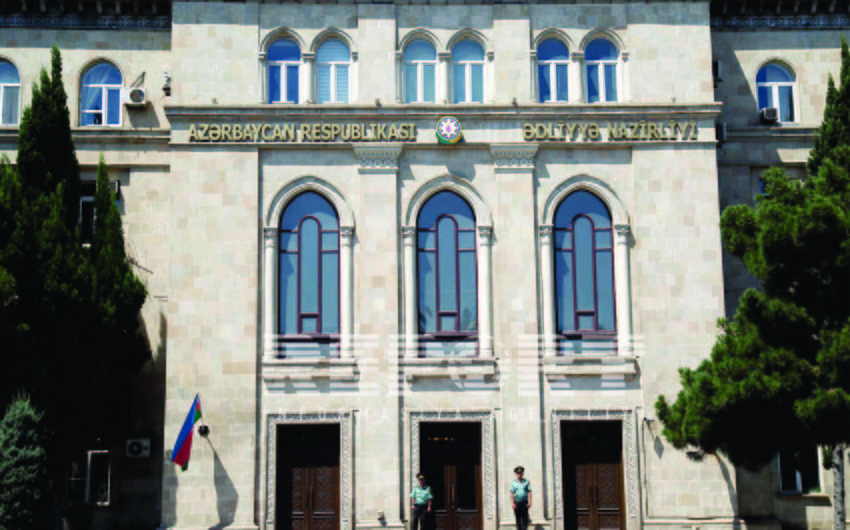 В Азербайджане 4 сотрудника органов юстиции отстранены от занимаемой должности
