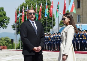 Милли Меджлис поздравил Ильхама Алиева и Мехрибан Алиеву с Днем Независимости