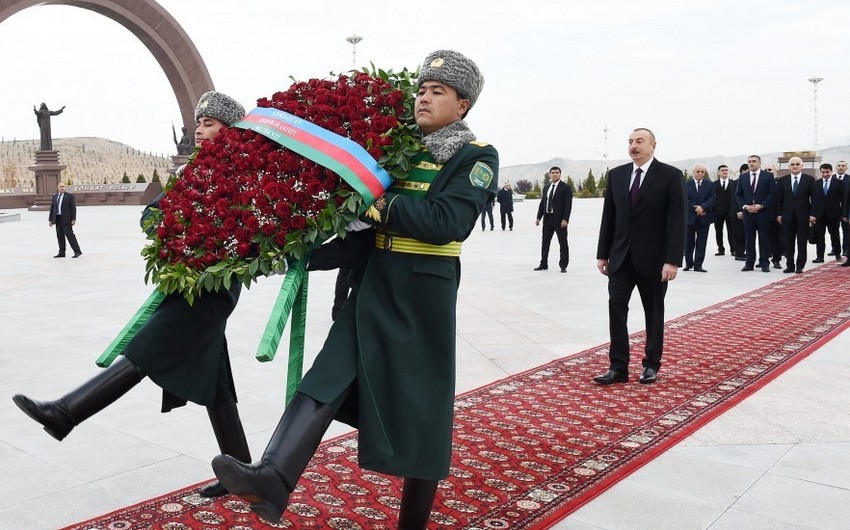 Prezident İlham Əliyev Aşqabadda “Xalq xatirəsi” memorial kompleksini ziyarət edib
