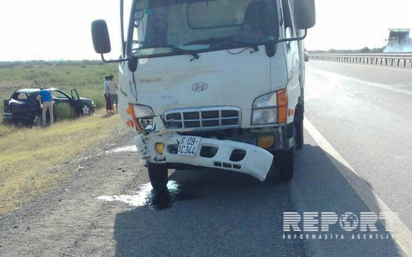 На трассе Баку-Газах столкнулись грузовой и легковой автомобили, 3 пострадали - ФОТО