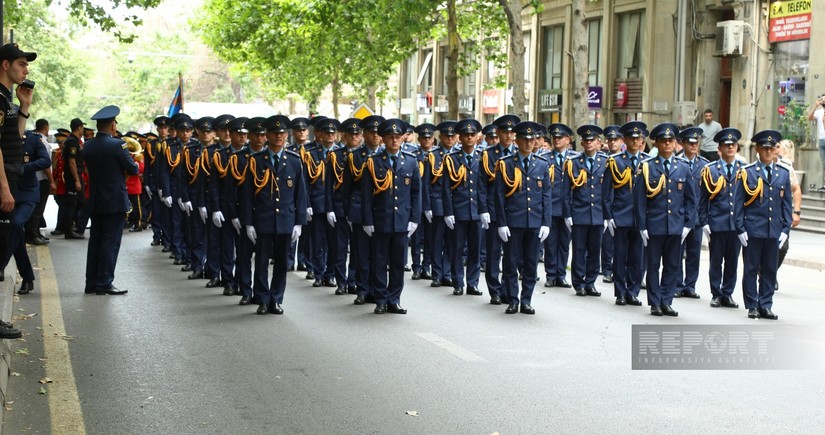 Soldiers march through Baku in spectacular Armed Forces Day celebration