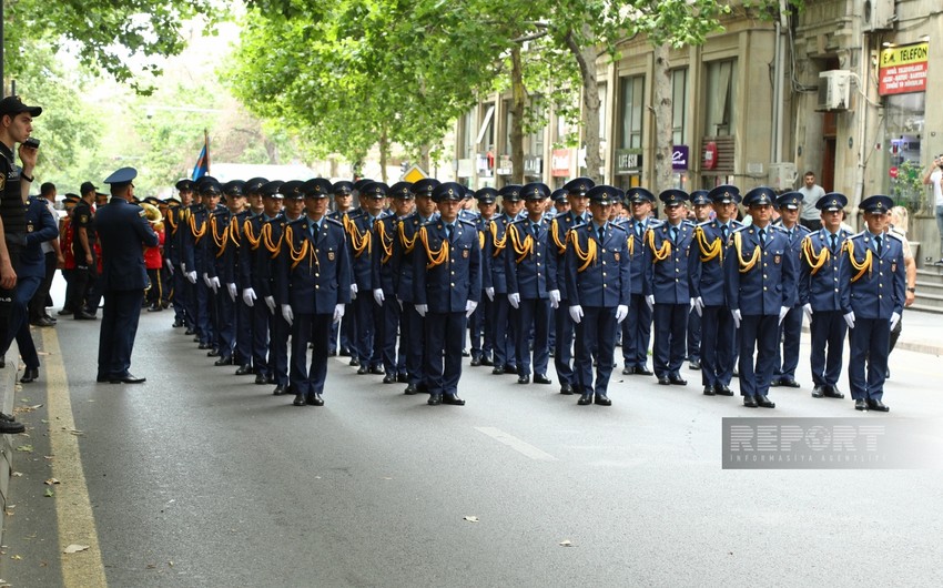 Soldiers march through Baku in spectacular Armed Forces Day celebration