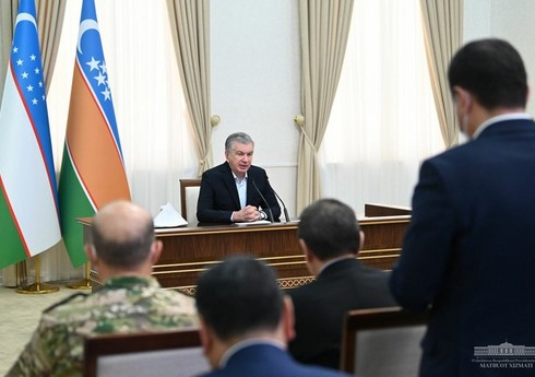 Президент Узбекистана провел в Нукусе совещание и встретился с жителями