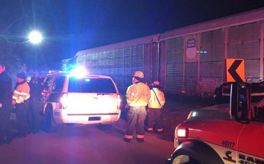В США пассажирский поезд столкнулся с грузовым составом и сошел с рельсов